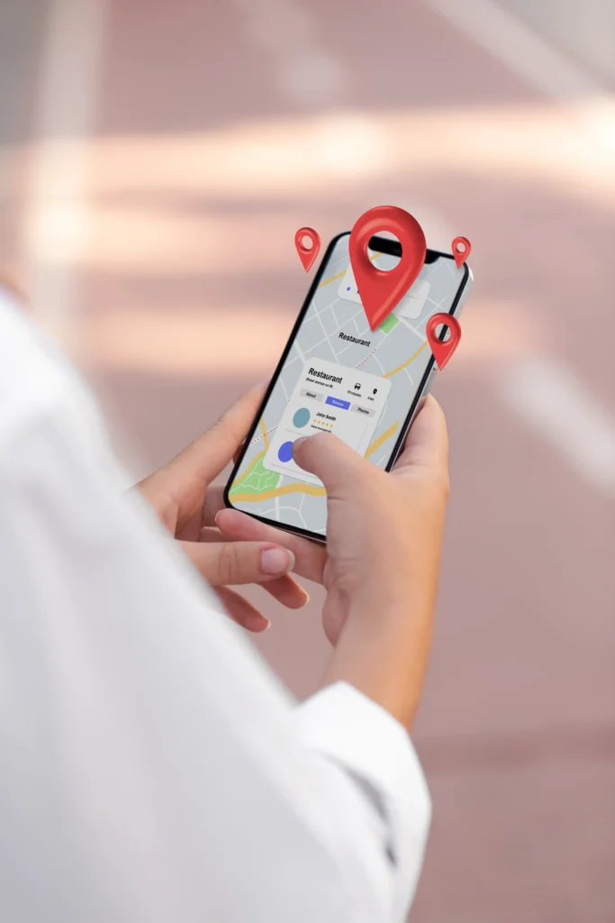 manos de vista lateral sosteniendo telefono inteligente